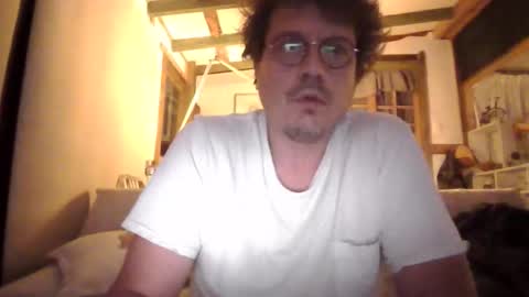 Snapshot of xcienfue chatting on April 2026 07:30:01 AM Peter online show from April 2026 07:30:01 AM
