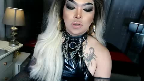 Zhavia online show from November 2025 08:33:02 PM