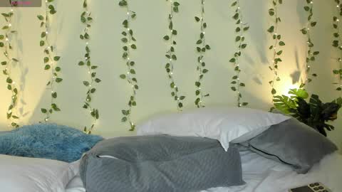 Snapshot of xemilycb chatting on April 2026 09:28:01 PM online show from April 2026 09:28:01 PM