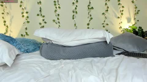 Snapshot of xemilycb chatting on April 2026 04:20:02 PM online show from April 2026 04:20:02 PM