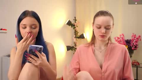 Snapshot of xiaobrunscheen chatting on November 2025 04:22:02 AM Luna and Lina online show from November 2025 04:22:02 AM