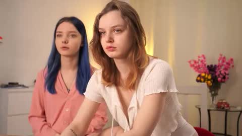 Snapshot of xiaobrunscheen chatting on November 2025 04:11:02 AM Luna and Lina online show from November 2025 04:11:02 AM