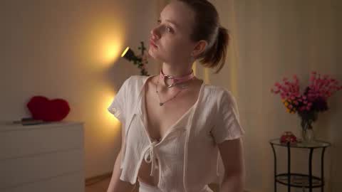 Snapshot of xiaobrunscheen chatting on November 2025 04:11:01 AM Luna and Lina online show from November 2025 04:11:01 AM