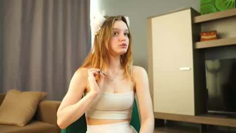 Snapshot of xiaobrunscheen chatting on November 2025 05:01:02 AM Luna and Lina online show from November 2025 05:01:02 AM