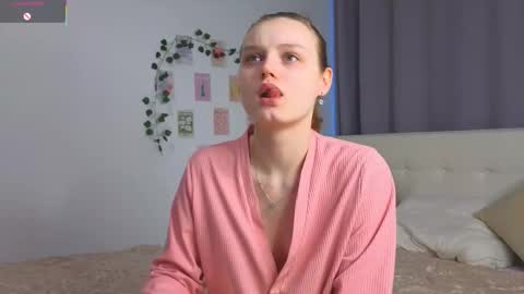 Snapshot of xiaobrunscheen chatting on November 2025 04:15:02 AM Luna and Lina online show from November 2025 04:15:02 AM