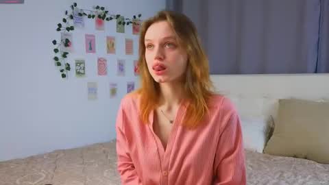 Snapshot of xiaobrunscheen chatting on December 2025 04:20:02 AM Luna and Lina online show from December 2025 04:20:02 AM