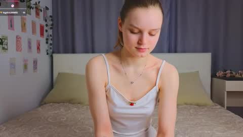 Snapshot of xiaobrunscheen chatting on December 2025 04:10:01 AM Luna and Lina online show from December 2025 04:10:01 AM