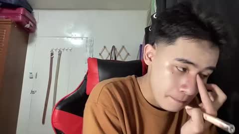 Snapshot of xluminous chatting on December 2024 09:00:02 AM MIKAEL online show from December 2024 09:00:02 AM