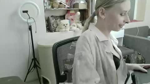 Snapshot of xmilagrosxs chatting on April 2026 12:02:01 PM xMilagrosxs online show from April 2026 12:02:01 PM