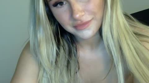 Snapshot of xoxolala32 chatting on June 2026 06:49:02 AM Lacey Loo online show from June 2026 06:49:02 AM