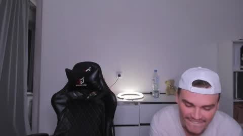 raul online show from December 2025 09:21:01 PM