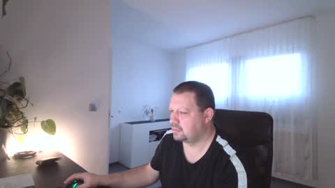 Snapshot of xxstrikerxx chatting on January 2025 07:57:01 AM Eddi online show from January 2025 07:57:01 AM