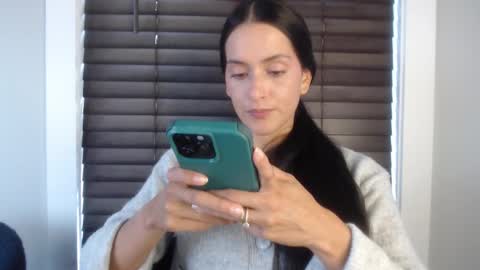 Lola online show from October 2025 05:02:02 PM