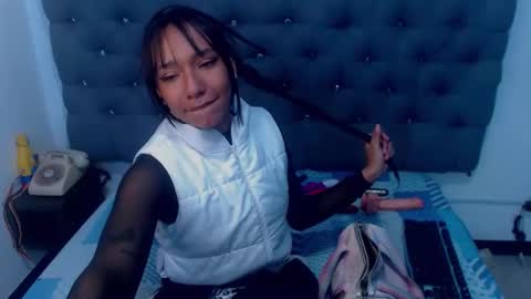 Snapshot of xxxxreinasexyassxxxx chatting on December 2025 01:27:01 PM QUEEN online show from December 2025 01:27:01 PM