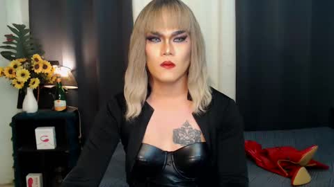 Snapshot of xyournightmarequeenx chatting on December 2024 02:15:01 AM QueenMarina online show from December 2024 02:15:01 AM