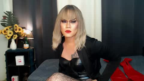 Snapshot of xyournightmarequeenx chatting on December 2024 01:18:02 AM QueenMarina online show from December 2024 01:18:02 AM