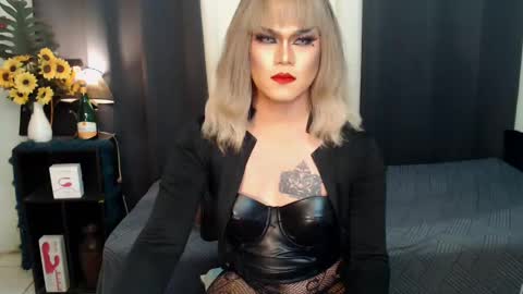 Snapshot of xyournightmarequeenx chatting on December 2024 10:43:02 PM QueenMarina online show from December 2024 10:43:02 PM