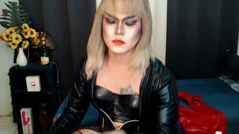 Snapshot of xyournightmarequeenx chatting on February 2025 01:55:01 AM QueenMarina online show from February 2025 01:55:01 AM