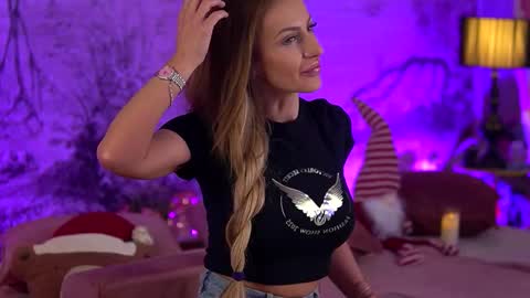 Yamira online show from December 2025 06:59:02 PM