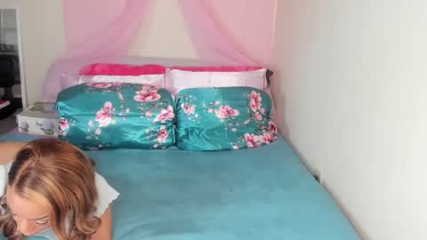 Snapshot of yasminayazzie chatting on December 2024 10:55:02 PM Yasmina online show from December 2024 10:55:02 PM