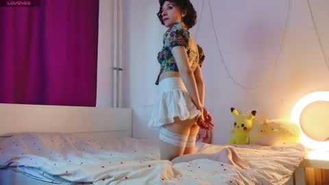 Snapshot of yellow_songbird chatting on May 2026 04:23:01 PM Liya online show from May 2026 04:23:01 PM