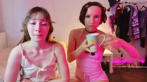 Snapshot of yellow_songbird chatting on May 2026 05:18:02 PM Liya online show from May 2026 05:18:02 PM