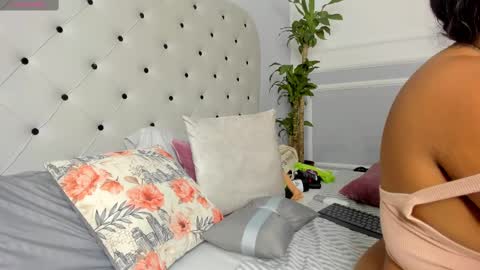 Snapshot of yiseth_02 chatting on February 2025 03:42:01 AM roxie reyes online show from February 2025 03:42:01 AM