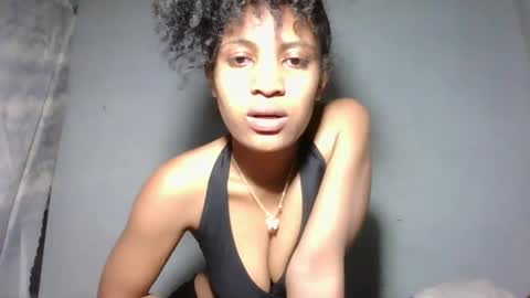 yolandrina05 online show from September 2025 09:31:02 PM