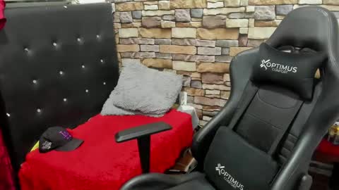 Snapshot of your_hot_friend69 chatting on February 2025 12:58:01 AM David online show from February 2025 12:58:01 AM