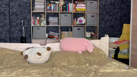 Mia online show from April 2026 04:19:01 PM