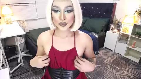 Snapshot of yourlivingonurdream chatting on April 2026 09:43:02 AM -- online show from April 2026 09:43:02 AM