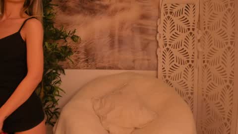 Snapshot of yourmidnightcoffee chatting on January 2025 08:43:01 PM Sarah online show from January 2025 08:43:01 PM