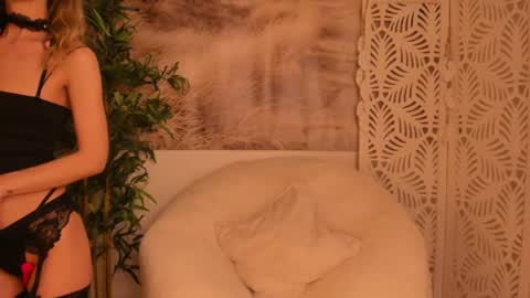 Snapshot of yourmidnightcoffee chatting on January 2025 08:28:01 PM Sarah online show from January 2025 08:28:01 PM