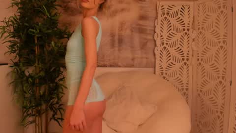 Snapshot of yourmidnightcoffee chatting on January 2025 08:26:01 PM Sarah online show from January 2025 08:26:01 PM