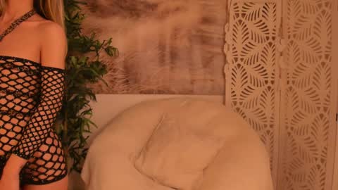 Snapshot of yourmidnightcoffee chatting on January 2025 08:31:02 PM Sarah online show from January 2025 08:31:02 PM