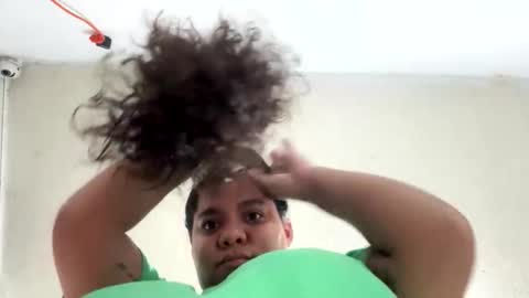 Snapshot of yulissa18 chatting on November 2025 05:06:02 AM Yuli and SaraIndependent model online show from November 2025 05:06:02 AM