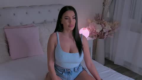 Laura online show from December 2025 05:02:02 AM