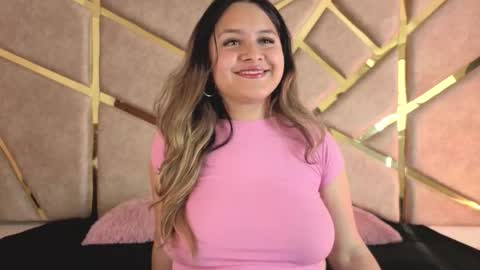 Snapshot of zafiro_claire chatting on December 2025 06:45:02 PM Claire online show from December 2025 06:45:02 PM