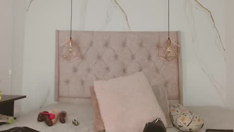 ZAMIRA online show from October 2025 01:42:02 PM