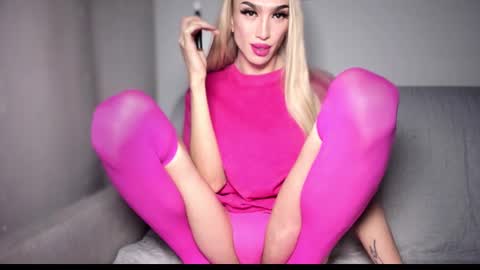 Snapshot of zarinastoun20 chatting on December 2024 09:08:02 PM ZARINA online show from December 2024 09:08:02 PM