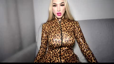 Snapshot of zarinastoun20 chatting on December 2024 12:34:01 AM ZARINA online show from December 2024 12:34:01 AM