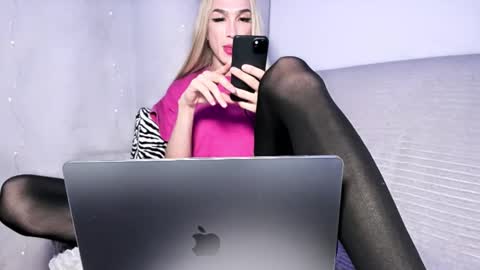 Snapshot of zarinastoun20 chatting on January 2025 05:22:02 PM ZARINA online show from January 2025 05:22:02 PM