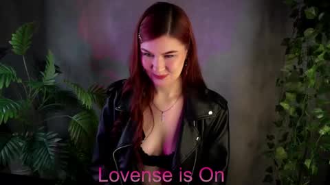 Snapshot of zeldaes chatting on April 2026 12:43:01 PM Emilia online show from April 2026 12:43:01 PM