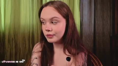 Snapshot of zeldaes chatting on July 2026 01:19:01 AM Emilia online show from July 2026 01:19:01 AM