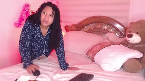 Snapshot of zoe_caroline chatting on February 2026 06:19:02 AM Hola soy Zoe 3 online show from February 2026 06:19:02 AM