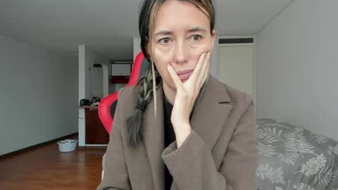 Snapshot of zoe_jeane_beker chatting on April 2026 09:05:01 PM ZOE online show from April 2026 09:05:01 PM