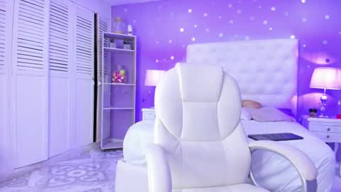 Snapshot of zoe_kravitx chatting on February 2025 10:09:02 AM CAMILA online show from February 2025 10:09:02 AM