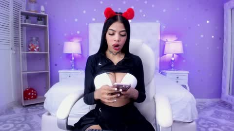 Snapshot of zoe_kravitx chatting on February 2025 08:22:01 PM CAMILA online show from February 2025 08:22:01 PM