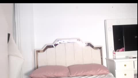 Snapshot of zoe_kravitx chatting on September 2025 12:22:02 AM CAMILA online show from September 2025 12:22:02 AM