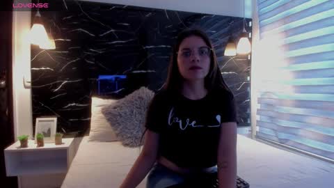 Snapshot of zoe_le chatting on October 2025 11:44:02 AM Zoe online show from October 2025 11:44:02 AM